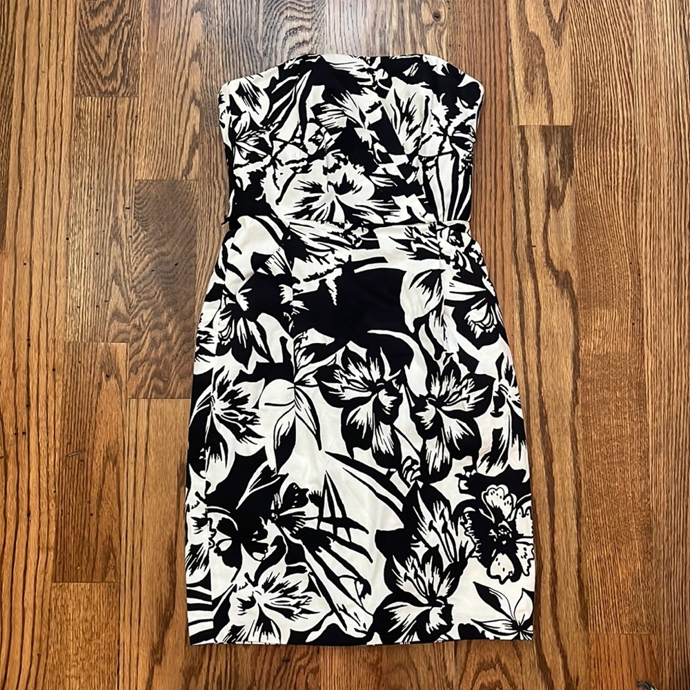 NWOT White House/Black Market Strapless Dress
